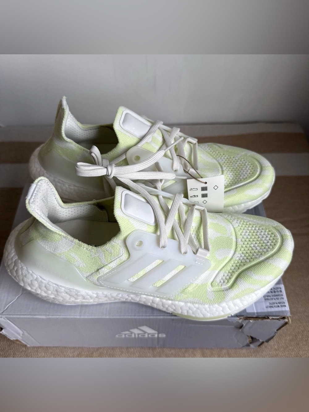 Adidas Women's Ultraboost 22 W Neon Lime and White Knit Sneakers size 8.5 new